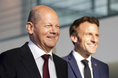 German Chancellor Olaf Scholz (left) and French President Emmanuel Macron in Berlin on May 9, 2022.