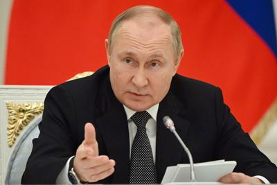 Russian President Vladimir Putin's appearance and mannerisms have spurred speculation about his health, but doctors say there's nothing strong enough to indicate a diagnosis.