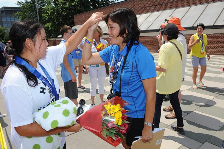 42937 Day2nikilanirojaswithcindyujimorispecialolympicshawaiidirectorofvolunteerandcorporaterelations3