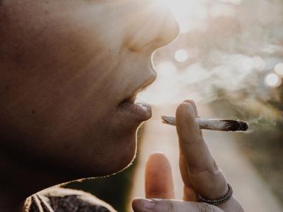 El riesgo de psicosis de los consumidores adolescentes de cannabis podría ser mayor de lo que se pensaba, según un estudio