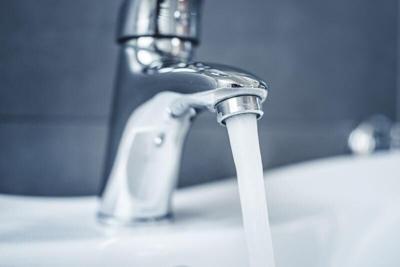 En mujeres embarazadas, el agua potable fluorada podría aumentar los riesgos para el bebé, según un estudio