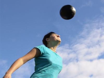 Los 'cabezazos' del fútbol podrían representar un peligro para el cerebro