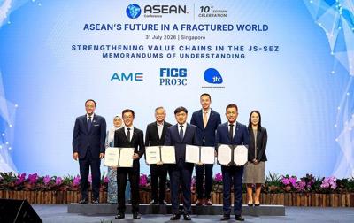 Front Row, Left to Right: Dr Dylan Tan, CEO, AME Elite. Mr Steven Tan, President, PRO3C. Mr Nelson Liew, Group Director, New Estates, JTC. Back Row, Left to Right: Mr Frederick Chin, Head of Group Wholesale Banking and Markets, UOB. Her Excellency Datin...