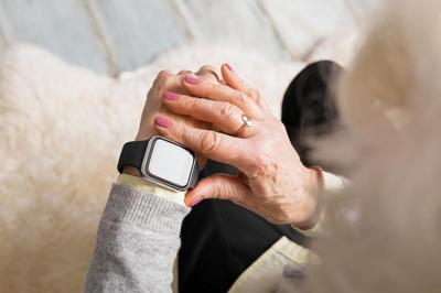 Persona mayor usando reloj inteligente