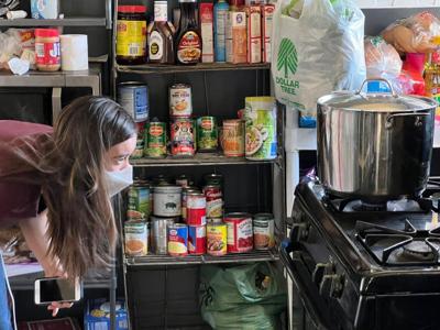 La estudiante de doctorado de Stanford, Metta Nicholson, observa un quemador de gas en una casa donde los científicos midieron la contaminación del aire
