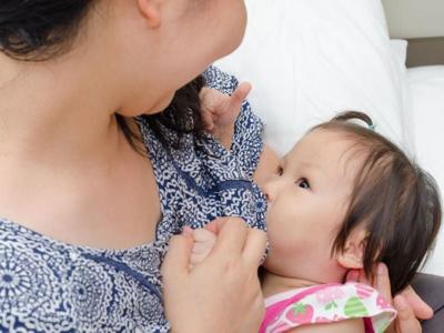 1 de cada 4 mamás se duerme mientras amamanta, lo que pone a los bebés en riesgo de contraer el síndrome de muerte súbita del lactante