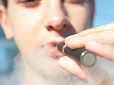 Las tasas de vapeo entre los adolescentes bajan, pero siguen siendo demasiado altas