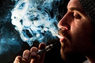 La combinación de fumar y vapear reduce las probabilidades de dejar la nicotina