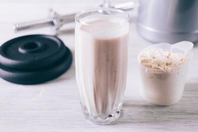 Muchos adolescentes usan barras de proteínas y batidos para aumentar la masa muscular