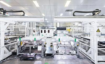 A technician inspects PV modules at the China-Egypt Belt and Road Joint Laboratory on Renewable Energy. (PHOTO: LI Linxu / Science and Technology Daily)