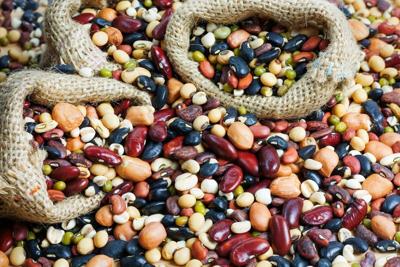 Come menos carne, más frijoles y lentejas para obtener proteínas, según las nuevas pautas del USDA