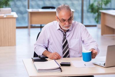 Personas mayores, ¿podría ser saludable trabajar más tarde en la vida?