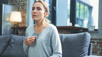 Un nuevo estudio encuentra que las mujeres que experimentan sofocos frecuentes y sudores nocturnos durante la transición a la menopausia tienen probabilidades significativamente más altas de desarrollar diabetes tipo 2.