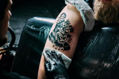 Las tintas de los tatuajes pueden estar contaminadas con bacterias, según un estudio