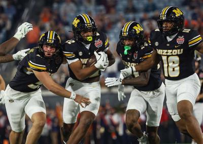 Missouri long snapper Brett Le Blanc (51) protects running back Tavorus Jones (22) (copy) (copy)