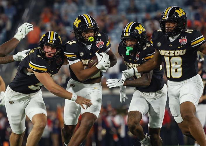 Missouri long snapper Brett Le Blanc (51) protects running back Tavorus Jones (22) (copy) (copy)