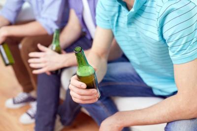 Sentirse cohibido está relacionado con el consumo excesivo de alcohol en los adolescentes