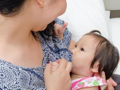 En un giro, un grupo de pediatras dice que la lactancia materna es segura cuando la madre seropositiva recibe el tratamiento adecuado