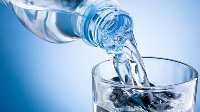 Por qué el agua con gas puede (o no) ayudarte a perder peso