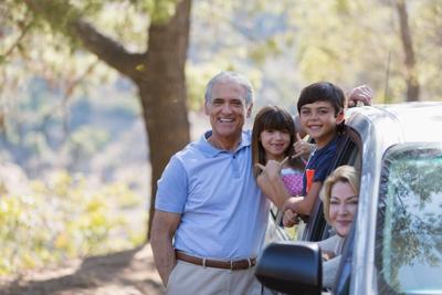 ¿Viajas con un ser querido con Alzheimer este fin de semana largo? Los expertos tienen consejos