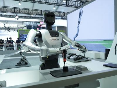 A Zoomlion humanoid robot performs rearview-mirror pre-assembly at the World Robot Conference