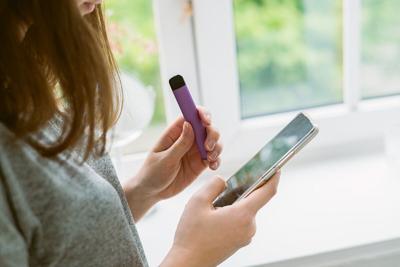 Nueva York demanda a las empresas de vapeo por comercializar a los jóvenes y violar la prohibición de sabores