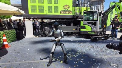 Zoomlion's Humanoid Robot Z01 performed a Tai Chi routine, drawing large crowds and extensive visitor engagement at KOMATEK 2026 in Istanbul.
