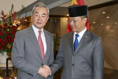 Indonesian Foreign Minister Sugiono (R) welcomes Chinese Foreign Minister Wang Yi during the Comprehensive Strategic Dialogue meeting at the Ministry of Foreign Affairs in Jakarta on August 21, 2026