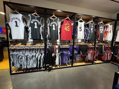 Foto de camisetas de baloncesto, incluida la de Victor Wembanyama.