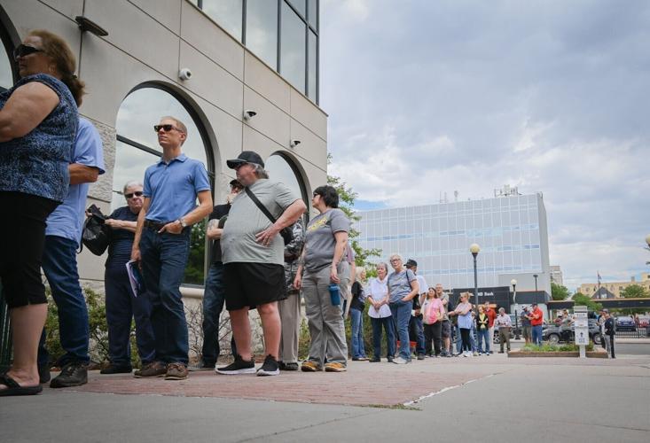 Voters in line at courthouse 1