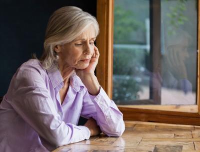 Mujer triste y solitaria