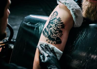 ¿Podrían los tatuajes estar relacionados con el riesgo de cáncer de sangre?