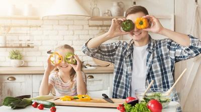 Los papás ayudan a moldear los hábitos alimenticios de sus hijos