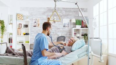 La mayoría de los estadounidenses agradecerían la atención hospitalaria en casa, según una encuesta