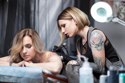 Los tatuajes podrían aumentar el riesgo de linfoma y cáncer de piel