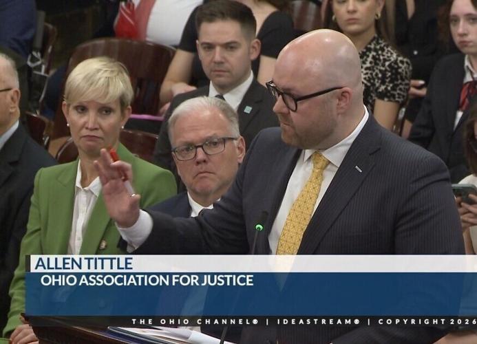 El abogado especializado en lesiones personales Allen Tittle testifica ante el Senado de Ohio.