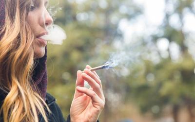 Identifican un vínculo biológico entre el consumo excesivo de marihuana y la psicosis
