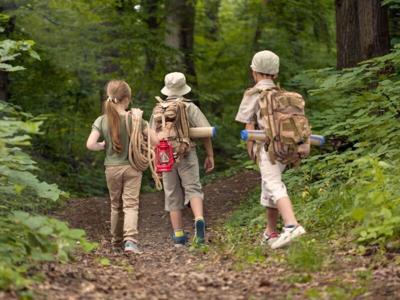 ¿Está tu hijo listo para el campamento de verano y dormir fuera de casa?