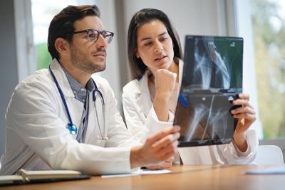 La falta de comunicación entre los trabajadores de la salud pone a los pacientes en riesgo con regularidad