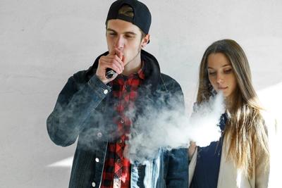 La combinación de fumar y vapear presenta riesgos para la salud