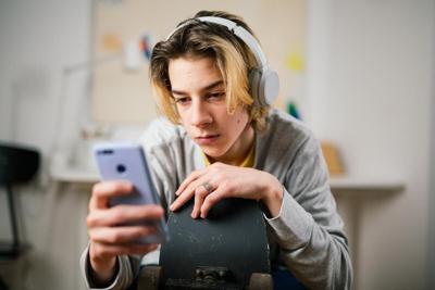 La mitad de los adolescentes estadounidenses miran las pantallas más de 4 horas al día