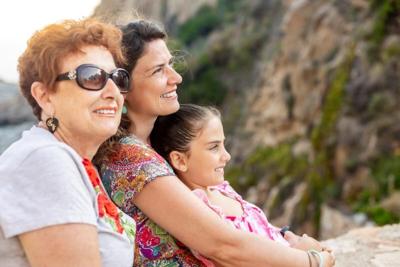 Abuelos y nietos: una encuesta los muestra ayudándose unos a otros