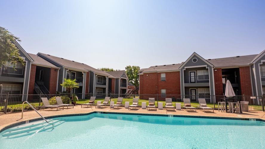 Pilots-Pointe-pool-buildings.jpg