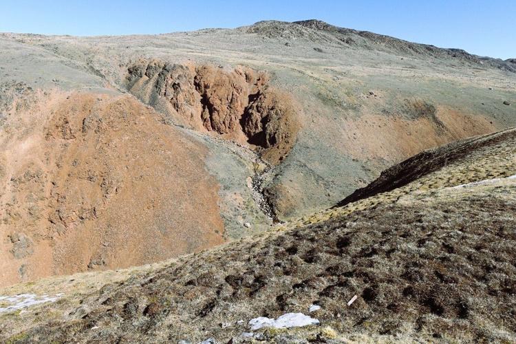 Outcropping ST1 Nd Pr mineralization: Outcropping Nd Pr rich rare earth mineralization at the ST1 zone of the Sarfartoq Project, photographed during Greenland Mines’ May 28, 2026 site visit.