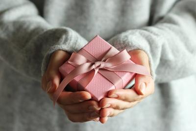 ¿Eres de los que dan los regalos tarde? Un estudio encuentra que a la mayoría de la gente no le importa