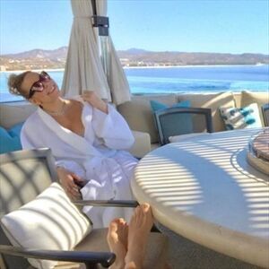 Mariah Carey enjoys birthday beach getaway-Image1