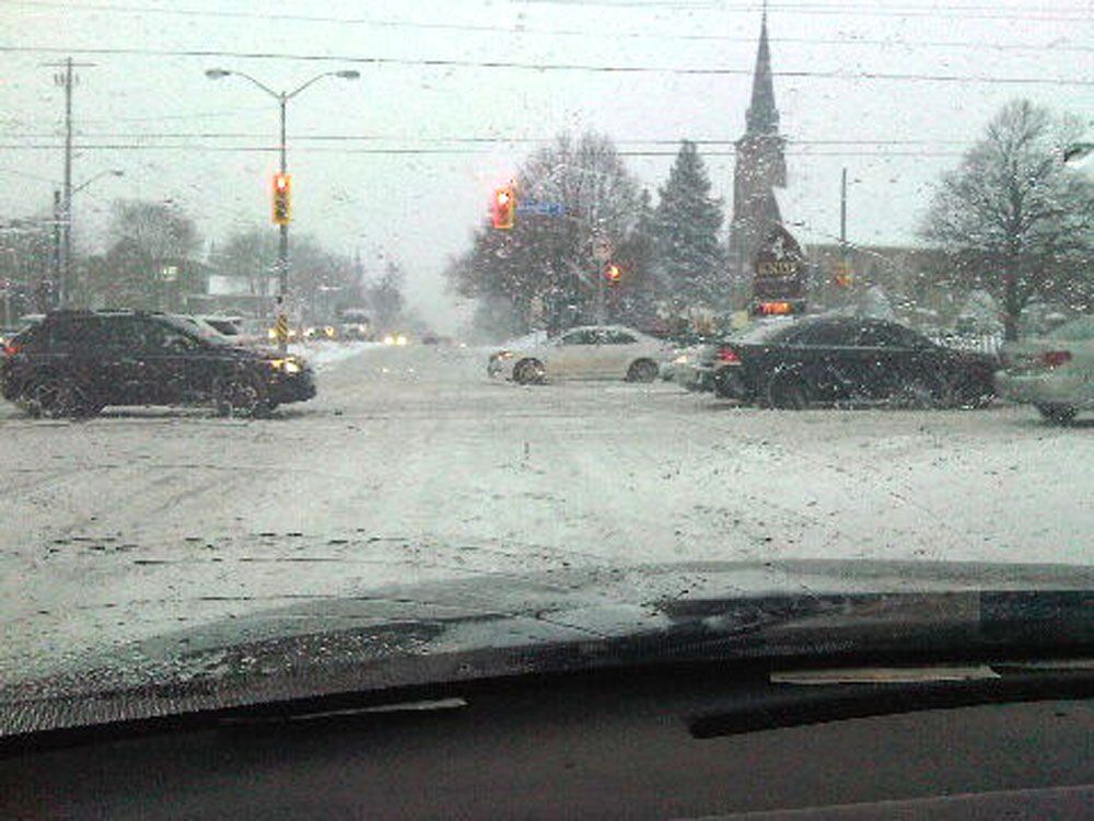 Snow snarls traffic for Toronto commuters-image1